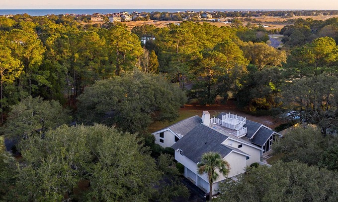 Debordieu Colony House | Par Fore the Course offers a home away from home feel.