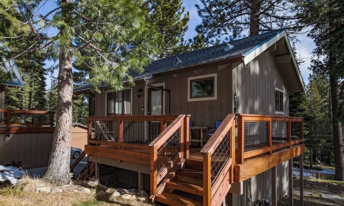 Tahoma House | Paradigm Chalet | Workspace, BBQ, Studio & Yard