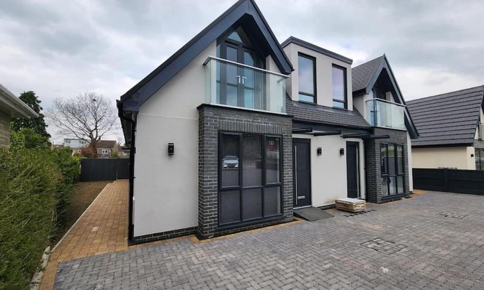 Kidlington Apartment | Paradigm Court, Modern 2-Bedroom Apartment F2, Oxford