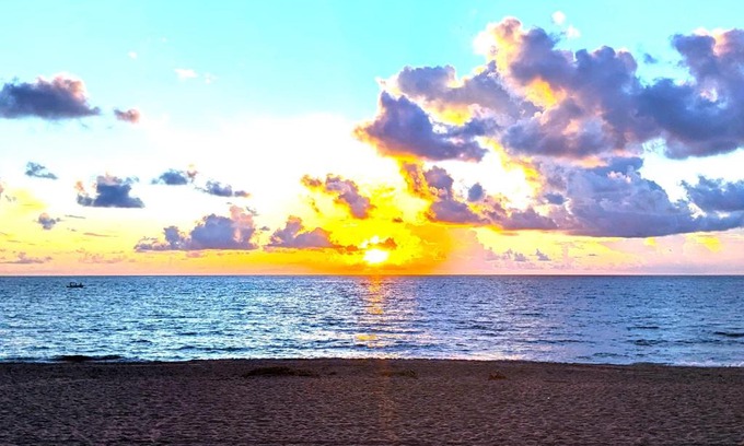 Deerfield Beach House | Paradise Awaits! Beach, King Bed, Private Yard & Workspace