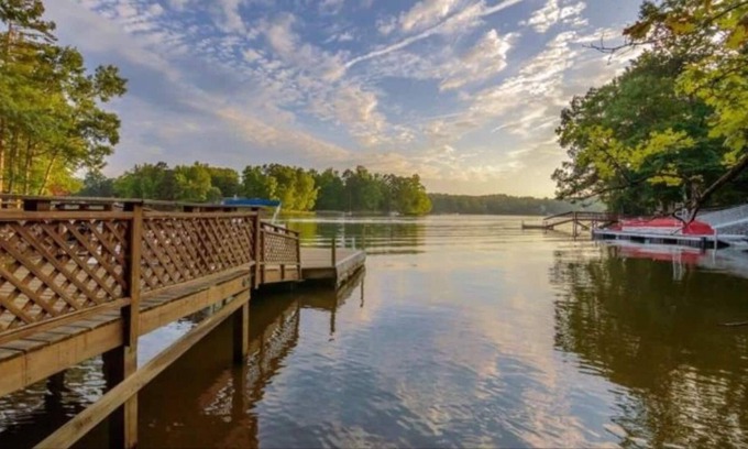 Southmont House | Paradise Awaits - Lakefront - Racquetball - Hot Tub - Koi Pond - Bocce