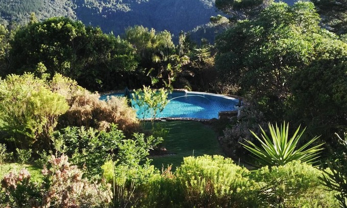 Victoria Bay House | Paradise Cove Country House