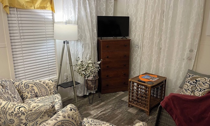 Venice Cottage | Paradise Found Adults 55+, 2 guests max. 9/27- 11/30 must be 14 day min. 3bd/2ba