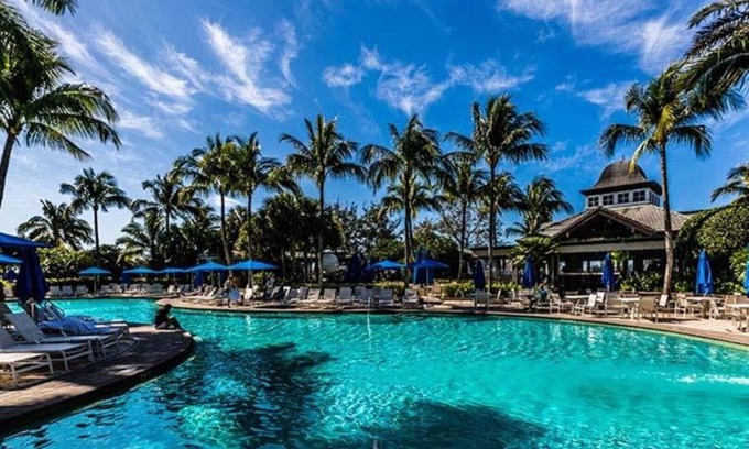 Naples House | PARADISE FOUND! AVAILABILITY BEGINNING APRIL 2025.