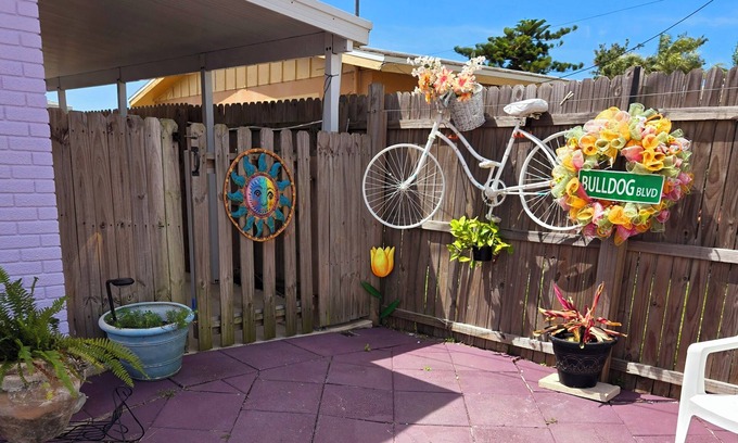 Venice Gardens House | PARADISE on Driftwood, in Sunny Venice Florida 1-BR/1-BTH Suite/Ktchn. POOLSIDE