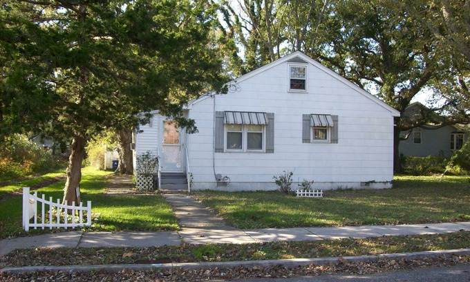 West Cape May House | "Paradise on Pacific", this Sat. to Sat. pet friendly rental sits on a lovely lot on quiet Pacific Ave.