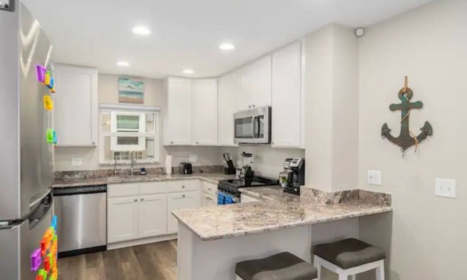 Tropic Apartment | ‘Paradise Palms 104’ Beautifully remodeled VERY large efficiency w/private patio