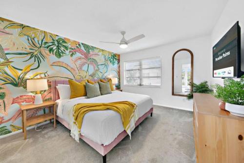 Whitney Beach House | Paradise Palms - Chic Prime Spot Pool BBQ Alfresco