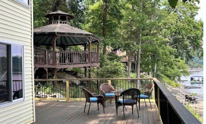 Lancaster House | Paradise Retreat