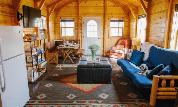 Livingston Cottage | Paradise Valley Cabin by Chico & Yellowstone Park!