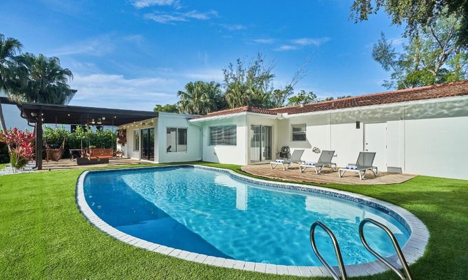 Biscayne Park Villa | Paradise Villa Beach VB Court & Pool & Terrace & Fire Pit