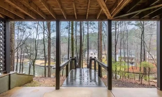 Waleska House | “Paradyess Cove” a welcoming lakefront home and golf community