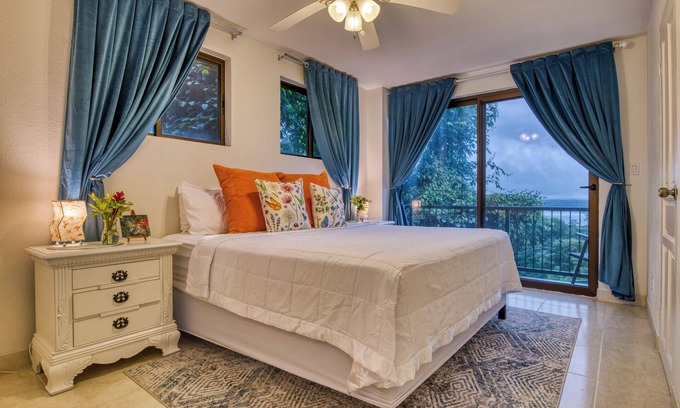Tronadora Apartment | Paraiso Guest Suite, Mesmerizing Views, King Bed!