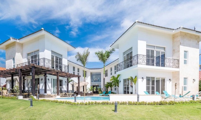 Bavaro Villa | Paraiso: Luxury villa with lake/golf view, pool, Jacuzzi, games & full staff