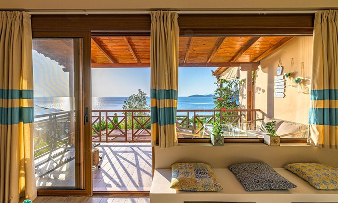 Paralio Astros House | Paralio Astros beachfront suite