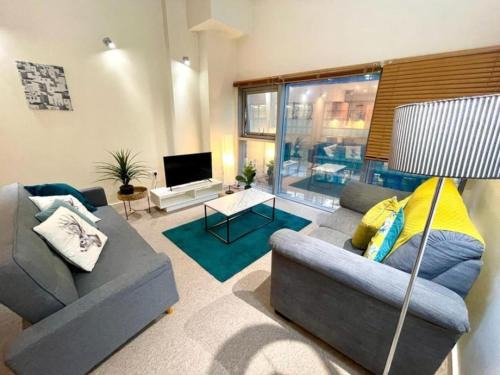 Swindon Apartment | Paramount Apartment, Sleeps 5, Town Center Location, Free parking