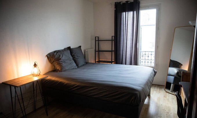 Les Puces de Saint-Ouen Apartment | Paris Flea Market Comfy Flat