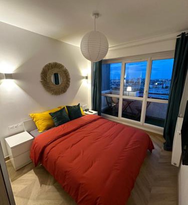 Pantin Apartment | PARIS PANTIN Magnifique Appartement 4 pièces de 108m2 avec 2 PARKING intérieur - très cosy pour 1 à 12 personnes - Entièrement refait à neuf ENTIRE APARTMENT LUXURIOUS AND WARM - PANTIN PARIS 19 ème FREE WIFI GRATUIT