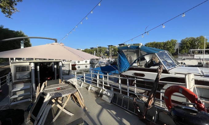 Asnieres-sur-Seine Boat Rental | PARIS Unusual house on the Seine, 15 minutes from the Invalides,