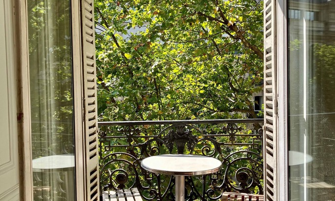 18th Arrondissement Apartment | Parisian apartment at the foot of Montmartre