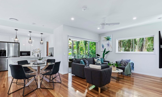 Toowong Apartment | Park Ave Retreat - 3 Carparks, WiFi, BBQ, King Bed
