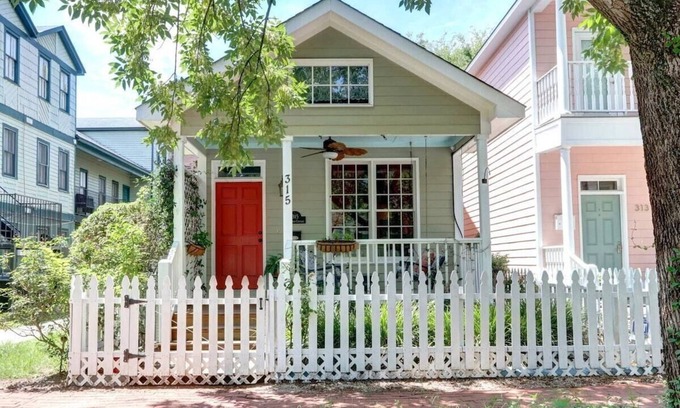 Historic Downtown Savannah House | Park Avenue Garden Cottage Near Forsyth Park