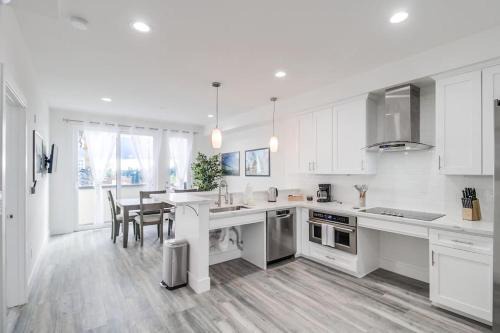 University Heights Apartment | Park Blvd Paradise 301 - ADA compliant with a Spa