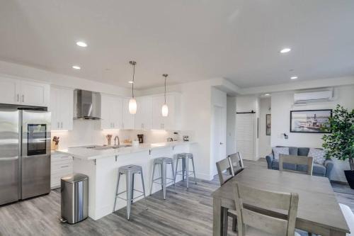 University Heights Apartment | Park Blvd Paradise 304 - New Construction with King Bed