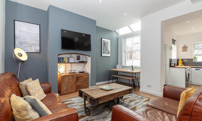 Swinton House | Park House - Large 3 Bedroom Victorian House, 10 Mins from Manchester