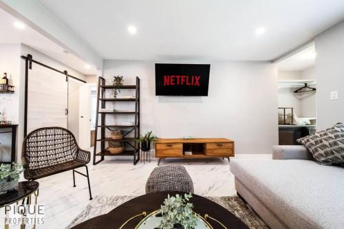 Northeast Edmonton Apartment | Park Life Retreat - King Bed - Pet Friendly - Sleeps 6
