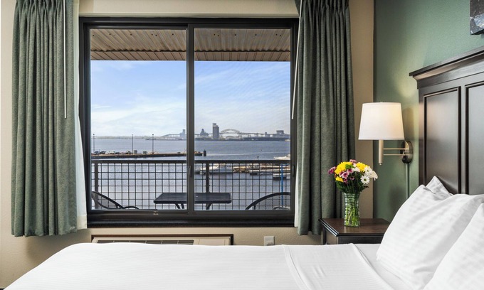 Park Point Hotel | Park Point Marina Inn