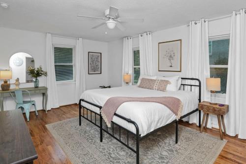 Earlewood House | Park St Haven 4BR with Patio
