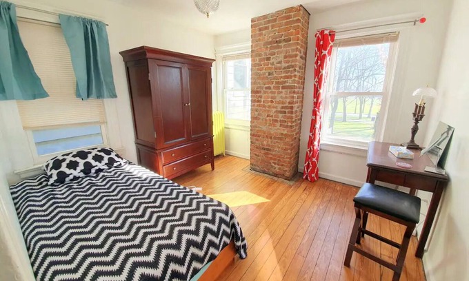 West Side House | Park Views - Private 4 bed/2 bath - 30 mins to NYC