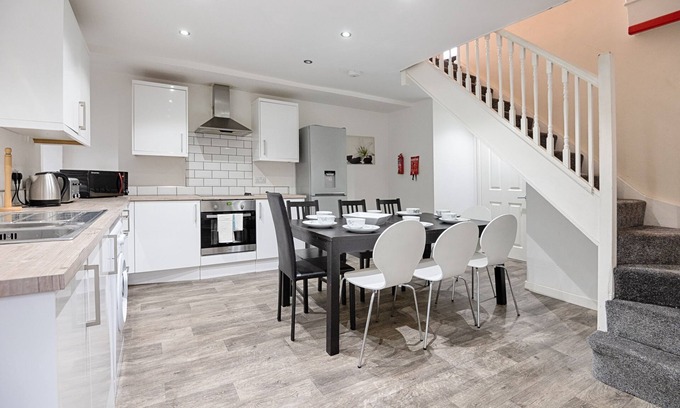 Bon-y-maen House | Parking, 5 Bedrooms Smart Tv's in all rooms!