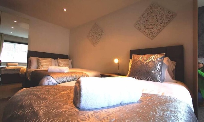 Morriston Apartment | Parking, Garden, En-Suite & Tv's in all Rooms!