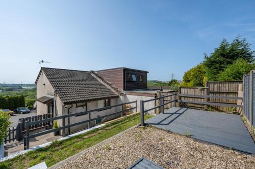 Llandarcy Apartment | Parking, Garden, Stunning Views