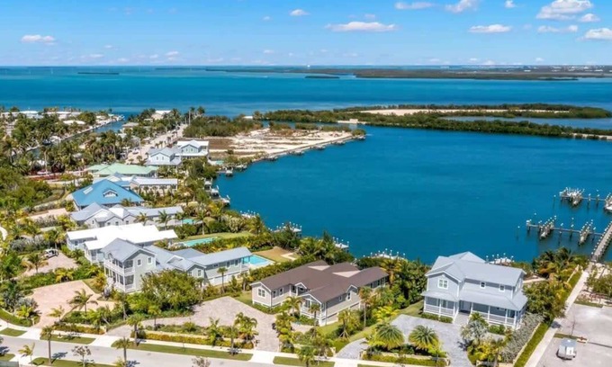 Key West House | Parking, Pool & Dock - Mastway House