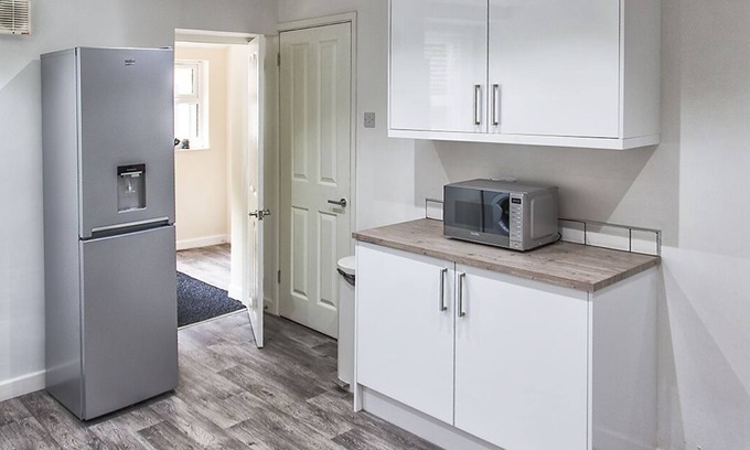 Bon-y-maen House | Parking, Smart Tv's in all rooms!