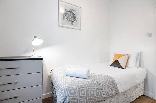 Bon-y-maen Apartment | Parking, Smart Tv's in all rooms!
