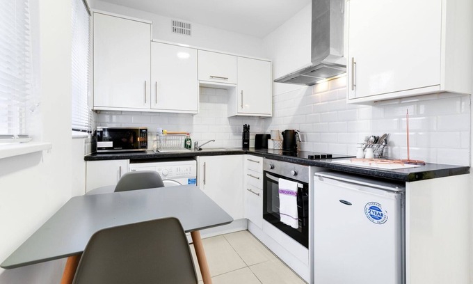 West Ealing Apartment | Parking | Smart TV | WiFi