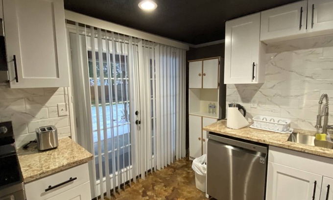 Parkland Apartment | Parkland Studio/Loft Daylight Basement