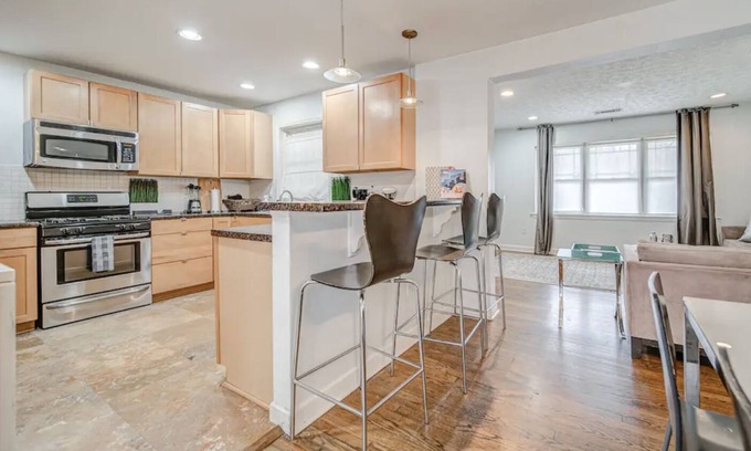 Jefferson Park Cottage | PARKSIDE BUNGALOW - 15 MINS DOWNTOWN & AIRPORT + FREE PARKING!
