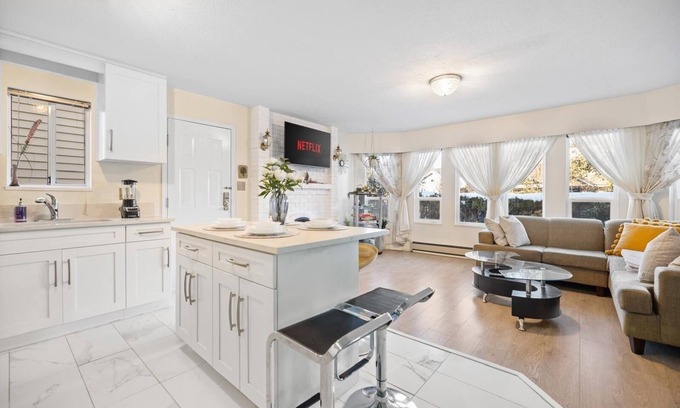 Riley Park-Little Mountain House | Parkside Charm/Minutes to Downtown/Steps to QE/Riley Park/Main St/Street Parking