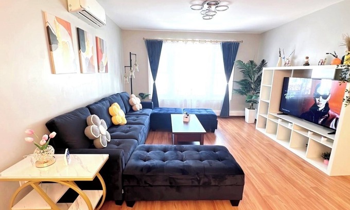 West Side House | Parkside Luxie : Stylish 3BR/2BA W/AC, Parking, WiFi Mins to NYC