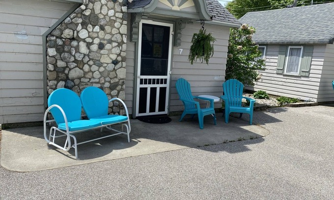 Ludington Cottage | Parkview Cottage #7 - 1/2 block to city beach