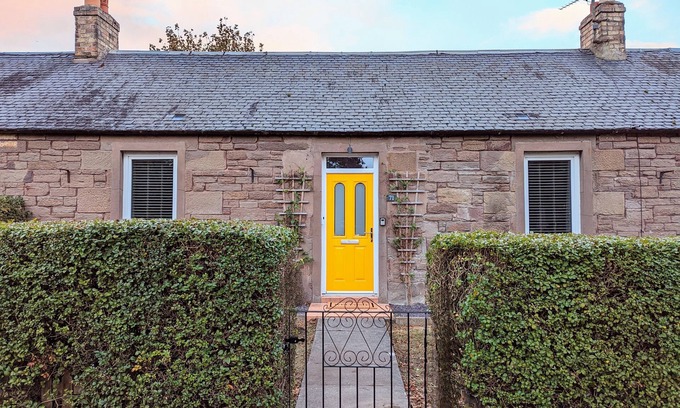 Carnoustie Cottage | Parkview Cottage - Beautiful terraced bungalow with cosy fireplace