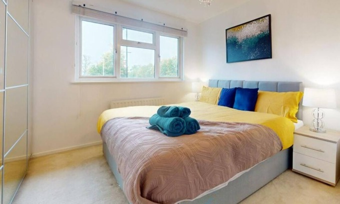 Langley Marish Apartment | Parlaunt House - 3 bedroom with FREE Parking