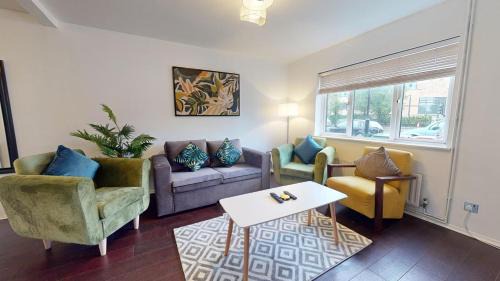 Langley Marish House | Parlaunt House - 3 bedroom with Free parking