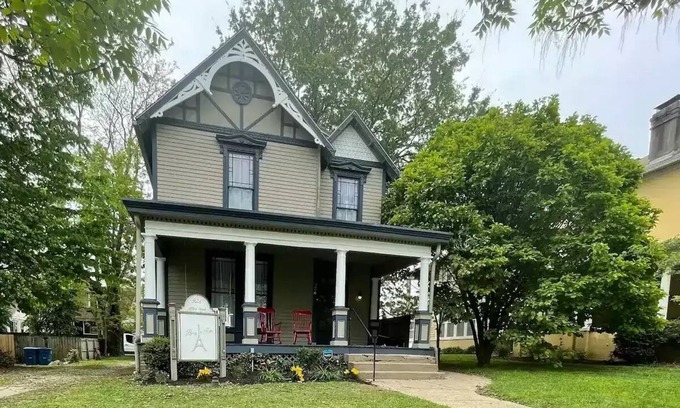 Shelbyville House | Parris on Main - Perfect for downtown Shelbyville, Bourbon Trail, and the Derby