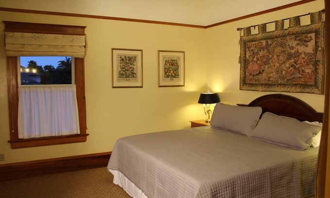 Pacific Grove Hotel | PARTIAL OCEAN VIEW - WALK TO OCEAN - KING BEDROOM